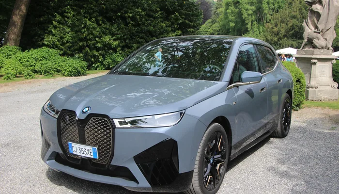 BMW iX flagship electric SUV, representative of the dual-motor xDrive architecture used in the new BMW iX5 with a rear-axle externally excited synchronous motor and a front-axle induction motor