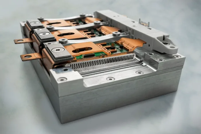 Fraunhofer IZM 500 kW per liter silicon carbide traction inverter with PCB-embedded SiC MOSFETs and copper busbars on an aluminium baseplate